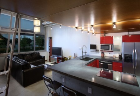 Cuisine ouverte d'un petit loft en mezzanine