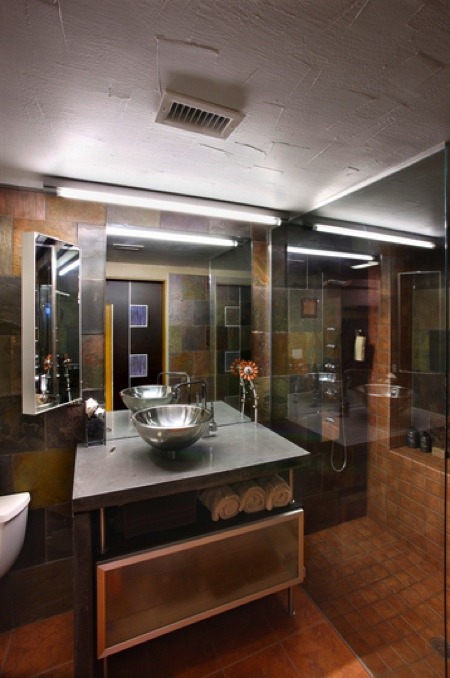 Salle de bain design dans un petit loft aux USA