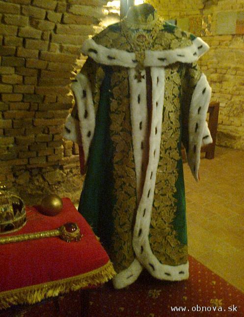 Dobový odev Antona Grasalkoviča s replikou rádovej Reťaze Rádu sv. Štefana