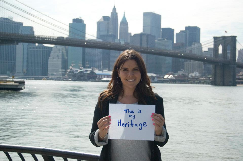 Erin C. pred panorámou Manhattanu, New York, USA